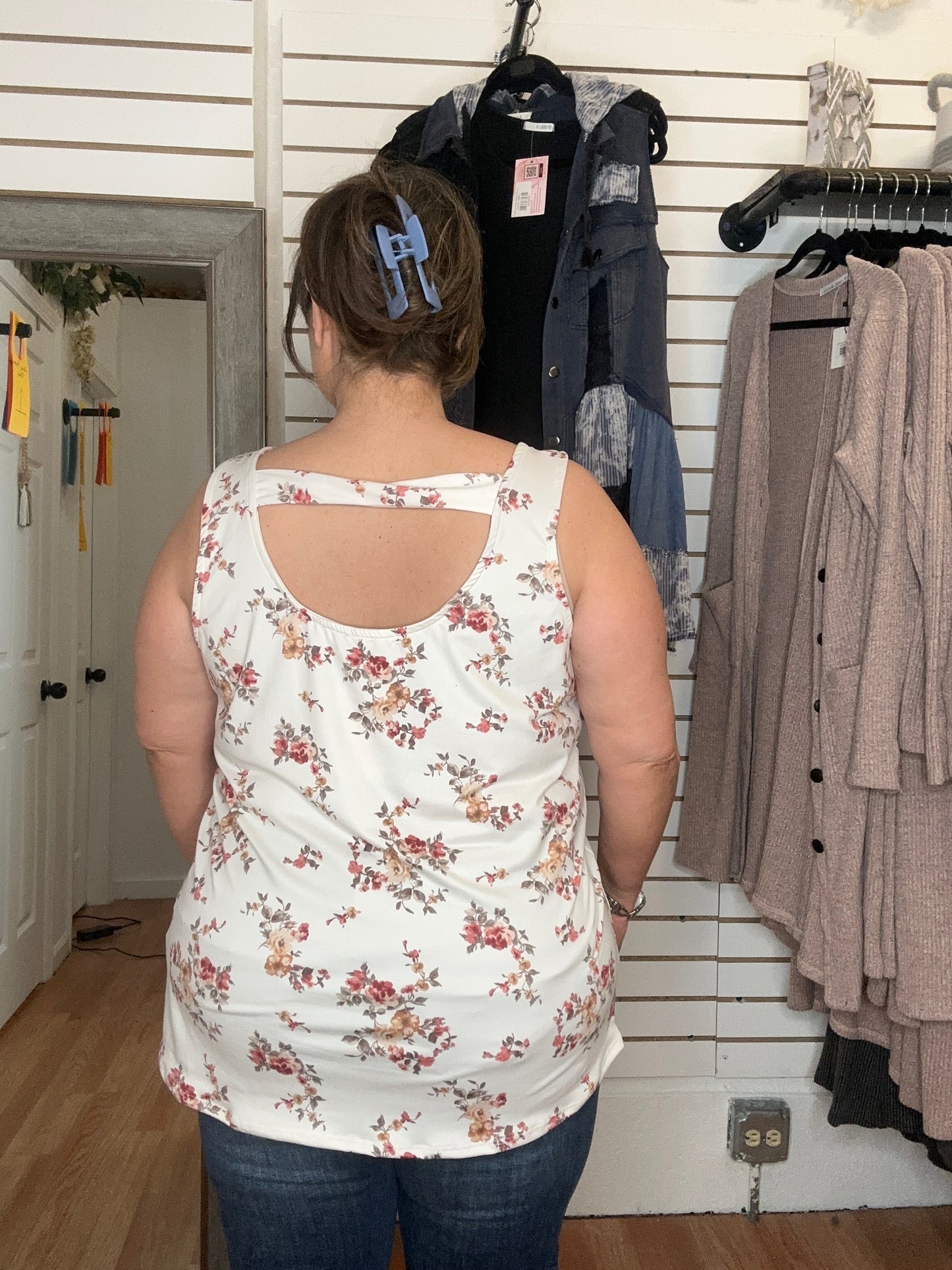 LAURA - CUT OUT BACK SLEEVELESS TOP