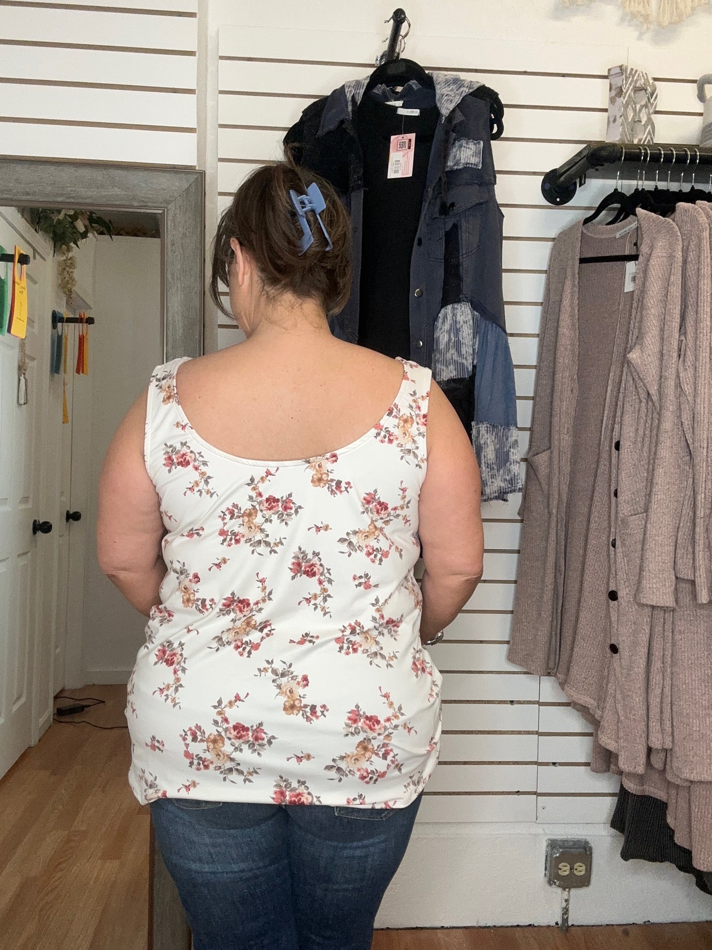LAURA - CUT OUT BACK SLEEVELESS TOP