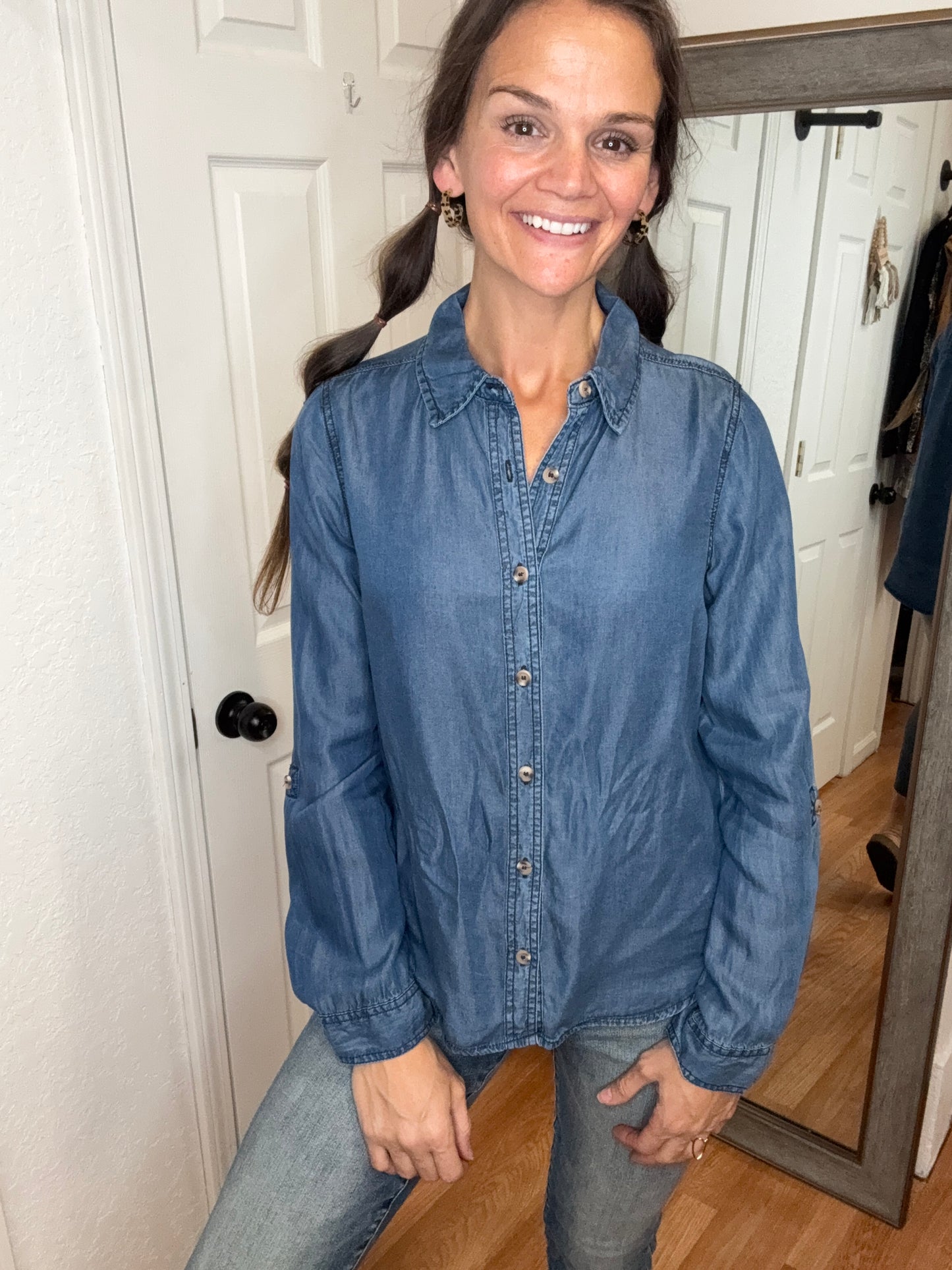 LOUELLA COLLARED TAB SLEEVE CHAMBRAY SHIRT - BLU PEPPER