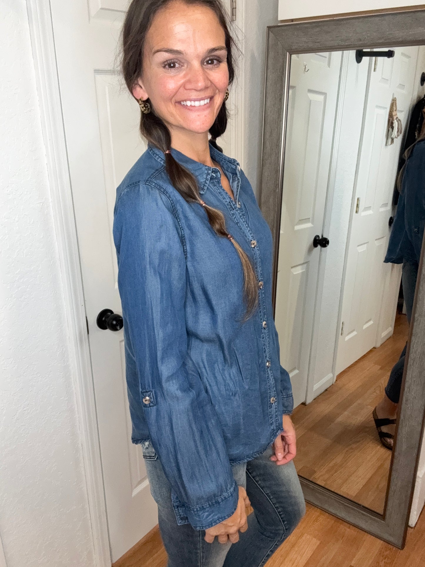 LOUELLA COLLARED TAB SLEEVE CHAMBRAY SHIRT - BLU PEPPER