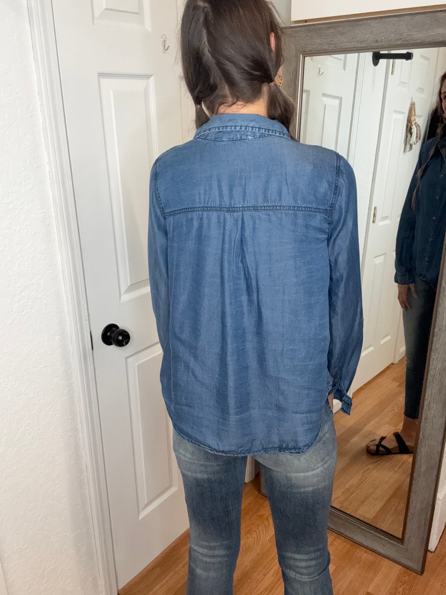LOUELLA COLLARED TAB SLEEVE CHAMBRAY SHIRT - BLU PEPPER