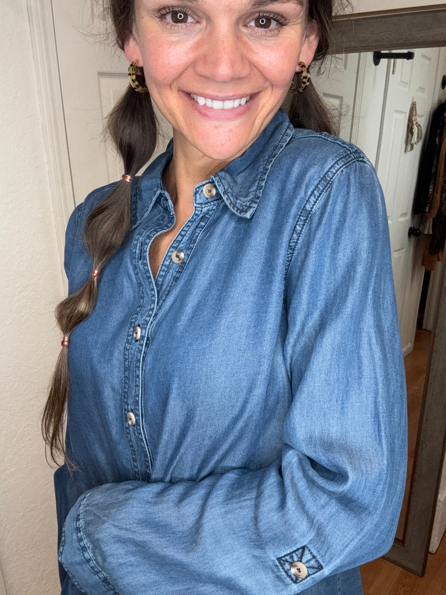 LOUELLA COLLARED TAB SLEEVE CHAMBRAY SHIRT - BLU PEPPER