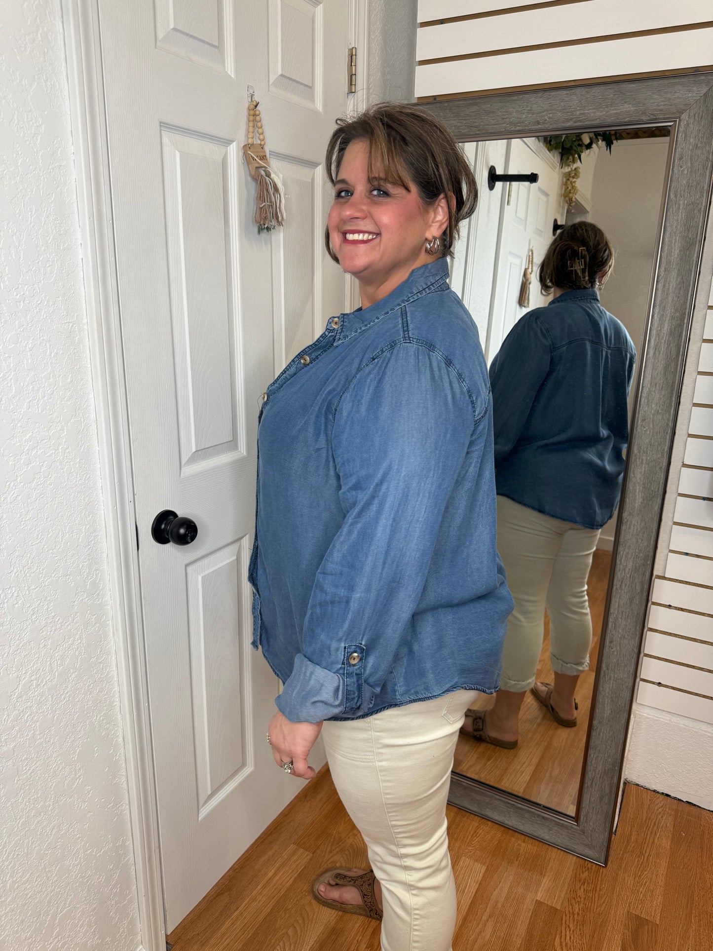 LOUELLA COLLARED TAB SLEEVE CHAMBRAY SHIRT - BLU PEPPER