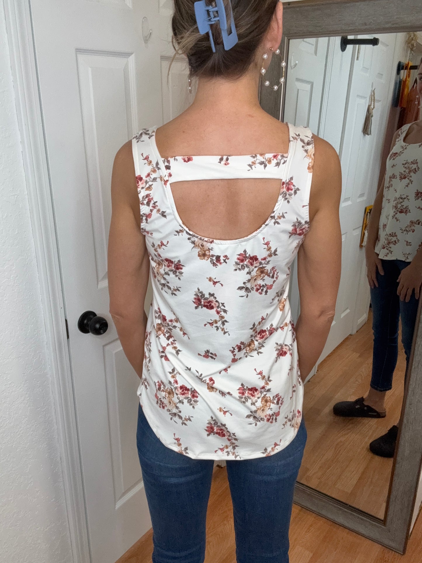 LAURA - CUT OUT BACK SLEEVELESS TOP