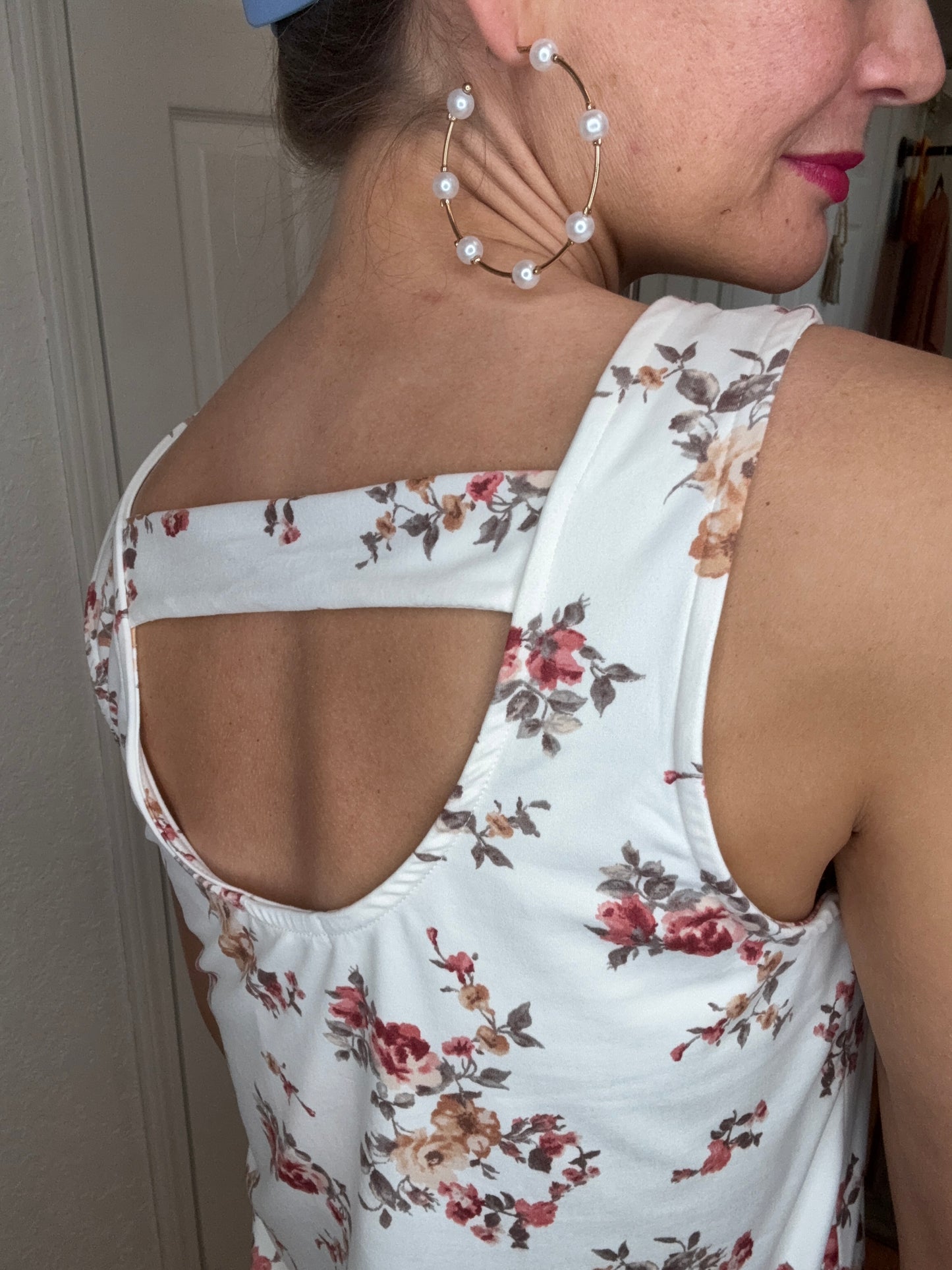 LAURA - CUT OUT BACK SLEEVELESS TOP