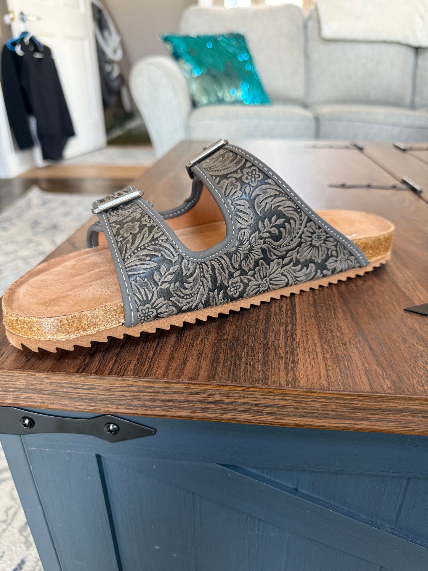 BERRY - 2 STRAP SANDAL - GREY - VERY G