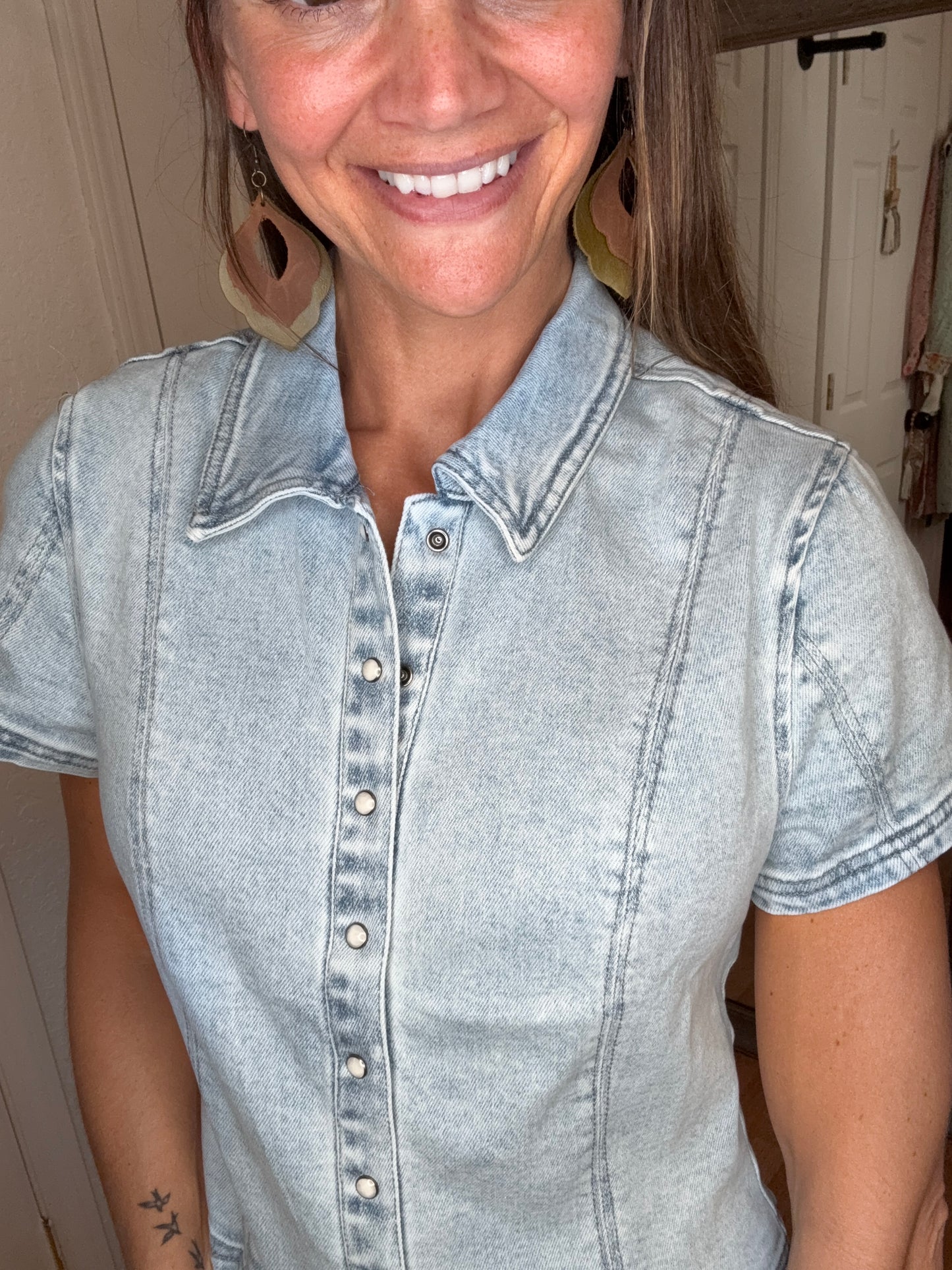 LYRA CROPPED DENIM SHORT SLEEVE TOP - RISEN