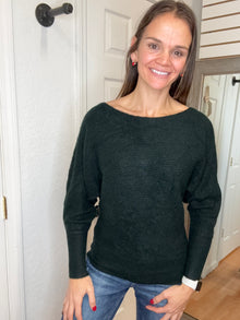 SAMIRAH BOATNECK SWEATER HUNTER GREEN- SKIES ARE BLUE