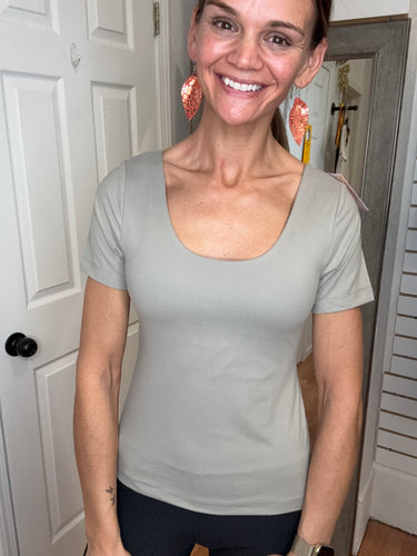 KAIELI BUTTER TEE -RAE MODE-STONE TAUPE