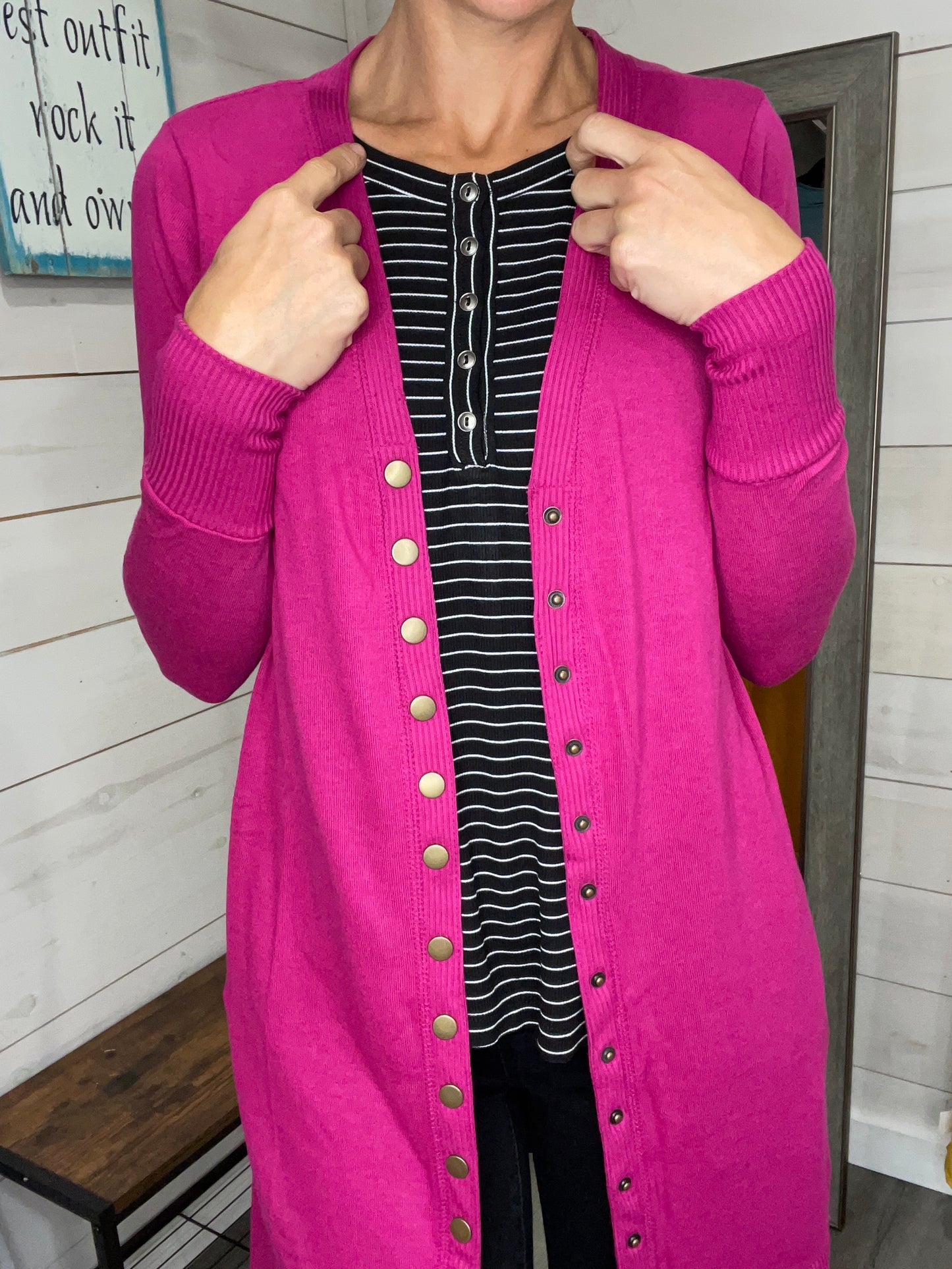 THIGH-LENGTH SNAP BUTTON CARDIGAN W/ RIBBED DETAIL - Magenta