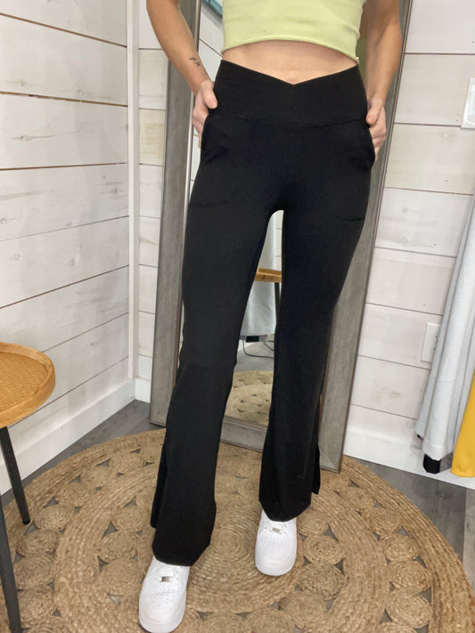 V WAIST FLARED YOGAS WITH POCKETS - BLACK