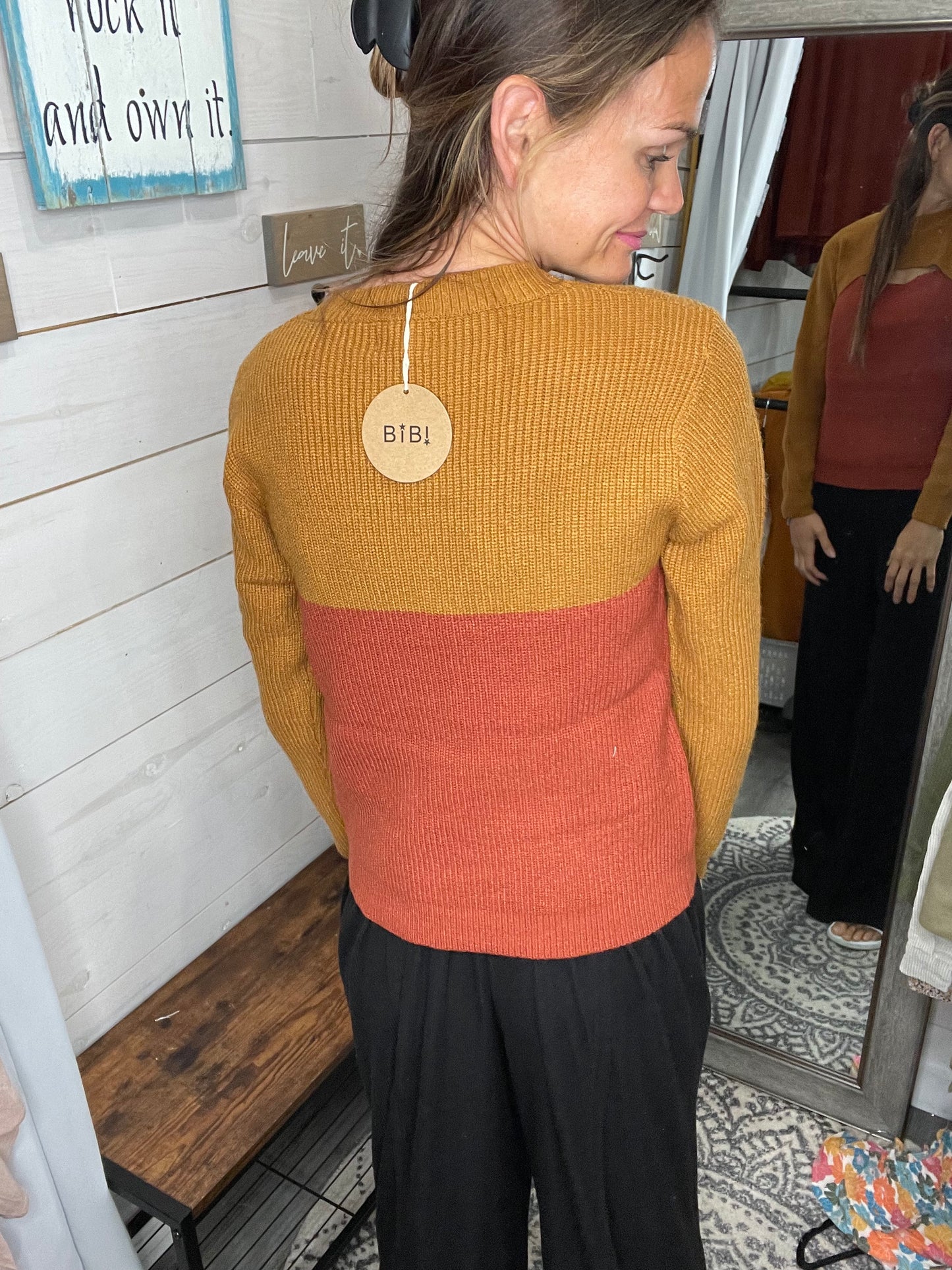 COLOR BLOCK SWEATER KNIT TOP WITH CUT OUT NECK
