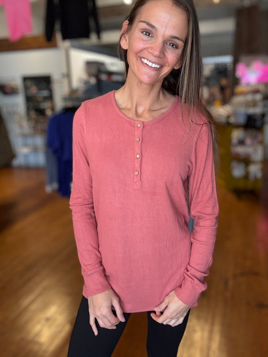 BRIELLE HENLEY LONG SLEEVE TOP - peach rust