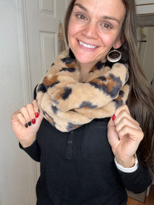 LOIS FAUX FUR LEOPARD INFINITY SCARF